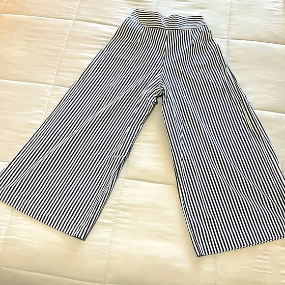 Versatile Zara Basics culottes in navy and white vertical stripes. - Picture 4 of 6